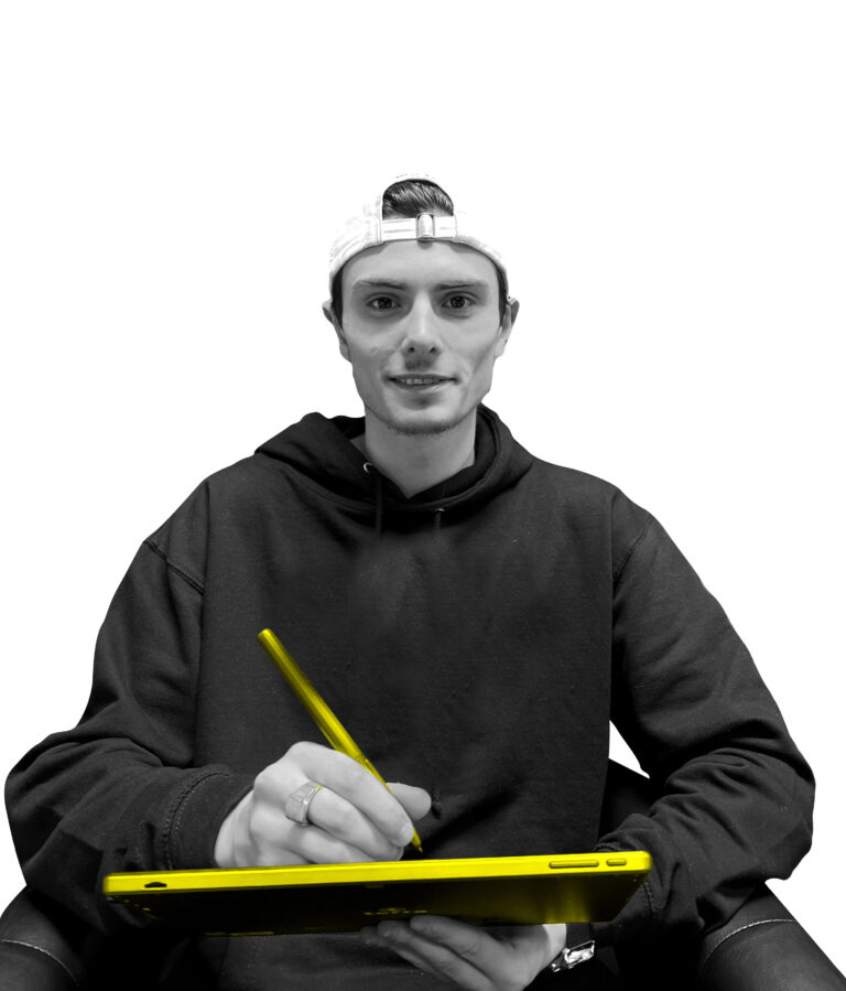 Un jeune homme vêtu d'un sweat à capuche noir et d'une casquette blanche, tenant un stylet jaune et écrivant sur une tablette jaune, regarde directement la caméra. le fond est blanc uni.